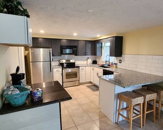 Fully furnished 2-bed/ 1Bath house near hospitals and beaches/newly updated - Holiday - Cocina