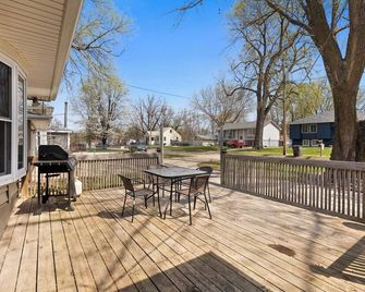 Beautiful home minutes from downtown! - Des Moines - Patio