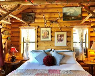 Log Cabin at Lynx Creek Farm - Prescott - Bedroom