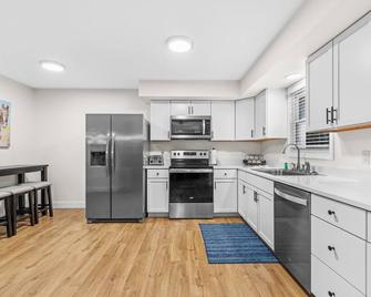 Charming 4-bedroom house in Radcliff near Fort Knox - Radcliff - Kitchen