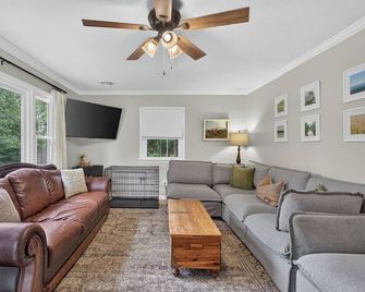 Family & Pet-Friendly Home with Large Fenced Yard - Woodstock - Wohnzimmer