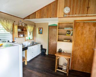 T.R.E.E.S Research Center And Eco Lodge - Pomona - Kitchen
