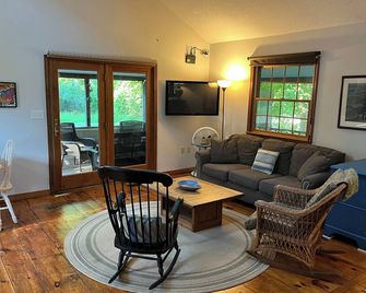 2 Bedroom Cottage steps from Jenness Beach. Listen to the waves of the ocean - Rye - Sala de estar