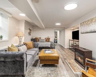 Garden Getaway: Charming Lower Level Apartment - Valparaiso - Obývací pokoj
