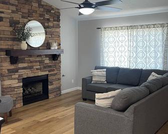 Charming 3-bedroom house in enchanting Poway with WiFi, AC, Hot tub - Poway - Wohnzimmer