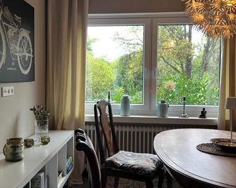 Natural paradise at the gateway to the Ruhr area: Idyllic temporary home on the Heierberg - Hattingen - Eetruimte