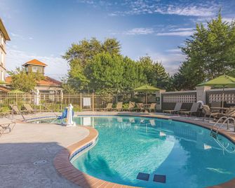 La Quinta Inn & Suites by Wyndham Oklahoma City Norman - Norman - Piscina