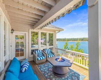 West Shore Lakefront Luxury Estate! Kayaks, Dock/Buoys, Exceptional Views!!! - Chester - Balcón