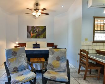 Mariposa Lodge - West End