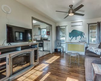 Midtown cottage near OCU/minutes to Bricktown - Oklahoma City - Living room