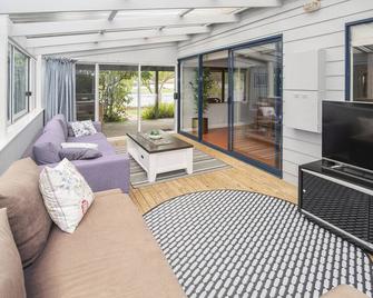 Abbey Beach Holiday Home - Busselton - Living room