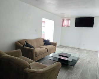 Mono countryside apartments - Orangeville - Living room
