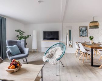 Cozy vacation home at the lake I terrace I 2 bedrooms I beach within walking distance I fireplace - Joachimsthal - Living room