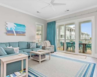 Luxury Beach Condo 5 Min Walk To Beach & Shops! - Emerald Isle - Living room