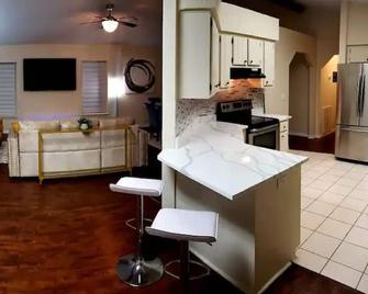 Eclectic Ranch Style Home - Sleeps 12 - Belleview
