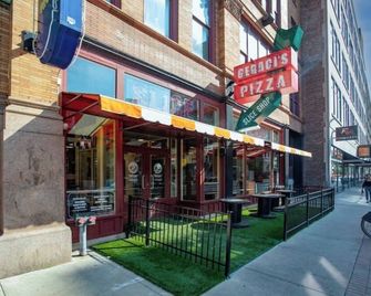 Downtown Gym Sauna Parking Pet Friendly - Cleveland