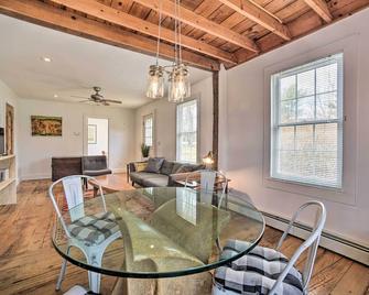 Charming Cottage w/ Yard - 2 Mi to Tinker St! - Woodstock - Eetruimte