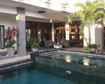 Villa Rumah Putih Abu Abu - Senggigi - Pool