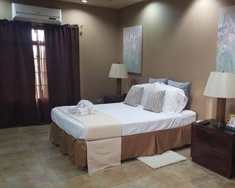 GM Suites Bed & Breakfast - Belmopan - Schlafzimmer