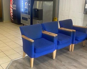 Coldwater Inn & Suites near I 69 - Coldwater - Front desk