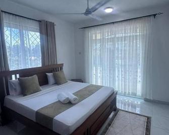 Grey Pearl – Central 1BD Malindi, Peaceful Spot Just 15 Mins’ Walk to the Beach! - Malindi - Schlafzimmer