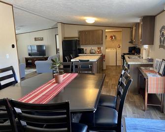 Easy access to Spaceport America, Elephant Butte Lake, and the Golf Course! - Elephant Butte - Dining room