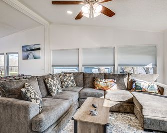 Waterfront Trinity Vacation Rental With - Trinity - Sala de estar