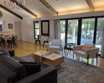 Ivy Kirk Cottage in the Village of Pinehurst - Pinehurst - Living room