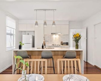Contemporary Cute! 2bed/1bath/1car~house~10min Cbd - Brisbane - Dining room