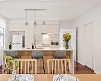 Contemporary Cute! 2bed/1bath/1car~house~10min Cbd - Brisbane - Comedor