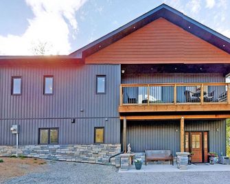 Kawartha Dream Cottage with Hot Tub w/ Games House - Bobcaygeon - Building