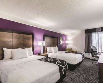 La Quinta Inn & Suites by Wyndham Cincinnati Sharonville - Cincinnati - Schlafzimmer