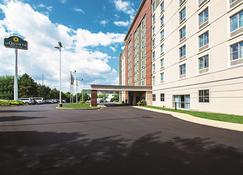 La Quinta Inn & Suites by Wyndham Cincinnati Sharonville - Cincinnati - Bâtiment