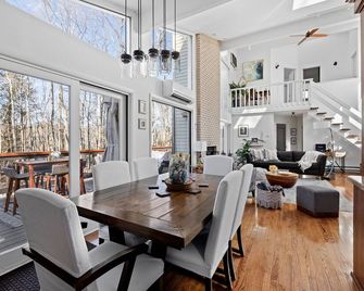 Luxury Open-Concept Retreat.Hot Tub.Gameroom.Hiking.Lake.Pool.Pet- Friendly.Evc! - East Stroudsburg - Salle à manger