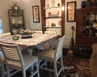 Country Setting- Less Then 2 Miles To Downtown Morgantown . - Morgantown - Dining room