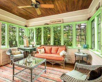 1908 Remodeled Home-Cozy, Relaxing, Private, Surrounded by Nature - Glenwood Springs - Wohnzimmer