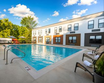 Red Roof Inn & Suites Middleborough - Middleboro - Piscina
