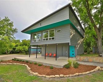 Stardust Retreat - Coleman - Building