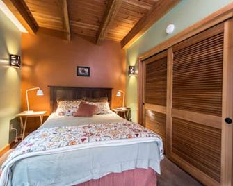 Charming Handcrafted Coastal Retreat - Warrenton - Chambre