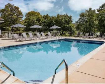 Lovely 2-Bdrm unit with pool. Home away from home. - Naperville - Pool