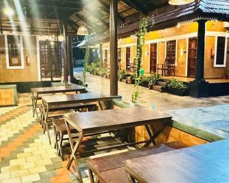 Credible Heritage Resort - Варкала - Патіо