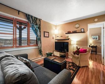 Inviting mountain-view condo with WiFi in great location near the slopes - Fraser - Living room