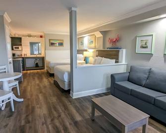 Beautiful 1 Bedroom Suite at the Beach! - Emerald Isle - Living room