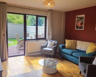 Grassmere - 3 bed house with private garden - Horley - Living room