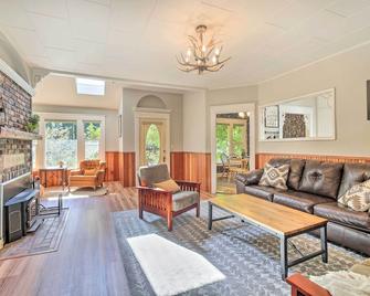 Cozy Black Bear Retreat by Mount Rainier! - Ashford - Living room
