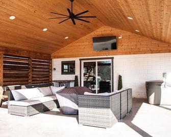 Unique Milkbarn House - 5 miles to OU campus - Patio w/ hot tub & views - Norman - Patio