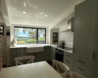 the cabin @ red hill - Red Hill - Kitchen