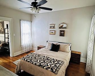 1920’s Bootlegger Inn. 2-bedroom house with WiFi, AC in peaceful Cushing - Cushing - Schlafzimmer