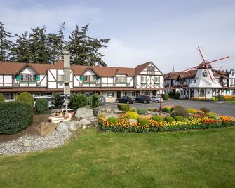 Auld Holland Inn - Oak Harbor - Building