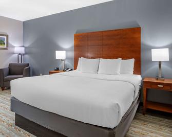 Comfort Inn & Suites - Cleveland - Schlafzimmer